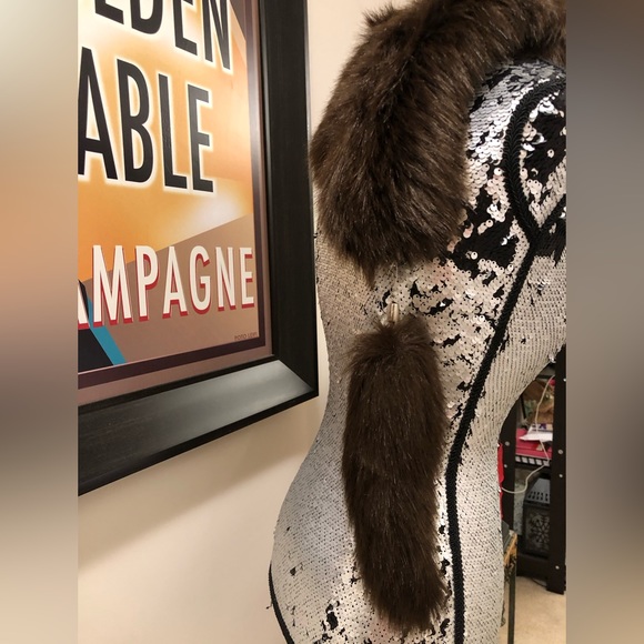 Faux MINK Fur Scarf with Detachable Tail in Chocolate Brown (New!) - Picture 9 of 15